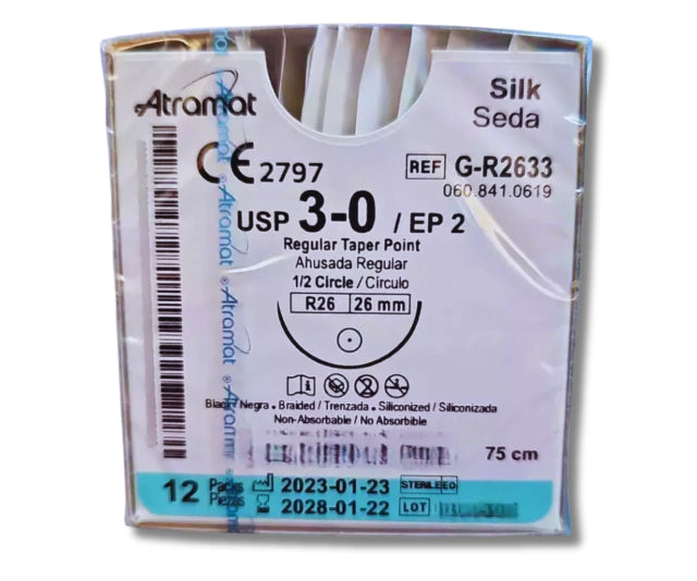 Sutura Seda 3-0, Aguja 1/2 círculo ahusada regular 26 mm, Hebra 75 cm, Marca Atramat, Caja con 12 piezas